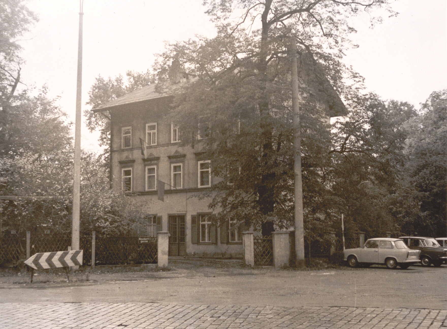 Das Foto zeigt die Außenansicht des Spezialkinderheims »Hans Beimler« in der Neudorfgasse 1, Leipzig.