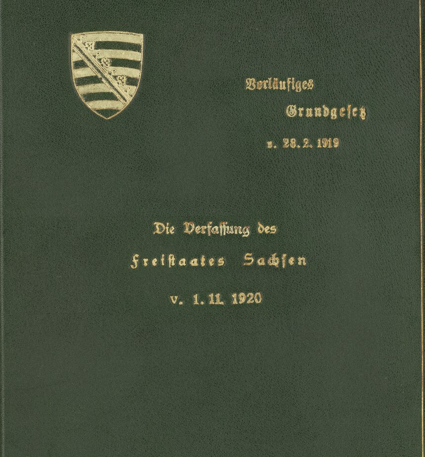 Vorläufiges Grundgesetz für den Freistaat Sachsen vom 28. Februar 1919; Quelle: Sächsisches Staatsarchiv, 10699 Neuere Urkunden, K. 613, Nr. 007.