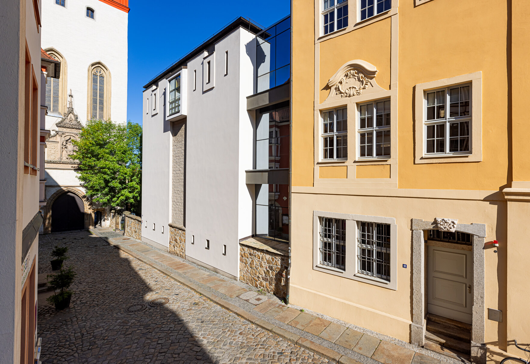 Das Foto zeigt den Eingang zum Staatsfilialarchiv Bautzen und einen Teil des Magazingebäudes in der Schloßstraße.