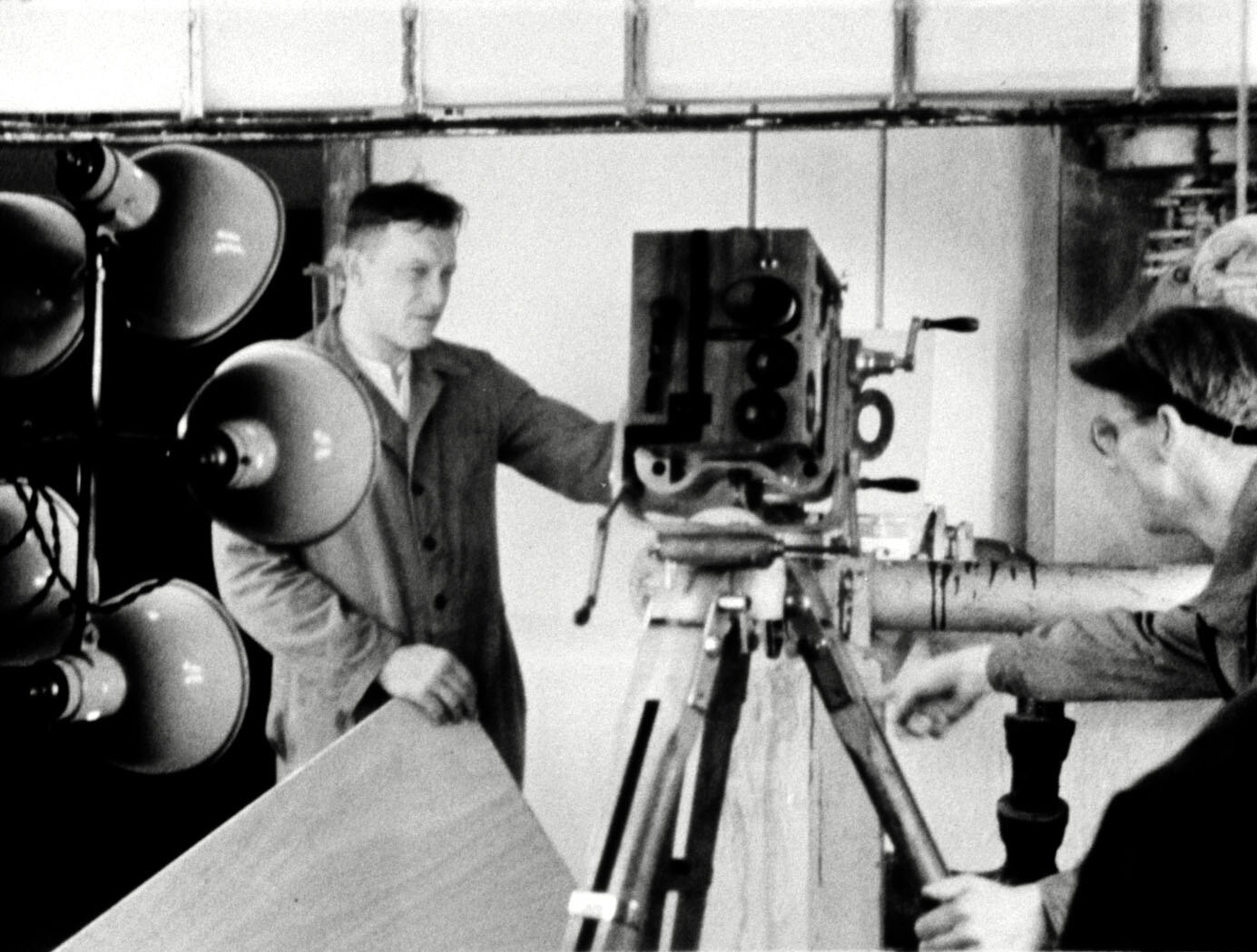 Schwarz-Weiß-Bild mit zwei Männern an einer Kamera