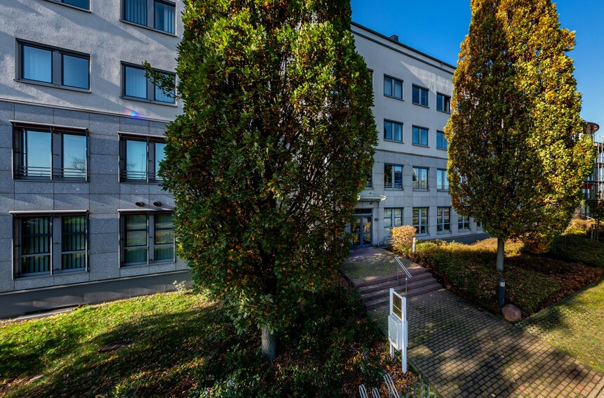 Bild zeigt die Front des Gebäudes des Sächsischen Staatsarchivs in Leipzig
