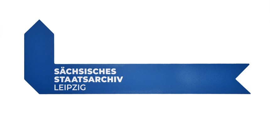 Blauer Wegweiser auf weißem Hintergrund mit Aufschrift Sächsisches Staatsarchiv Leipzig
