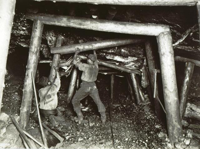Bergleute beim Streckenumbau in Steinkohlenwerk 1893