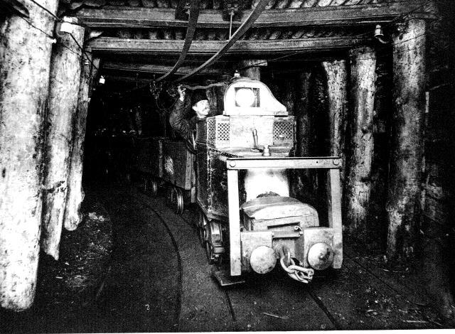 Erste elektrische Grubenlokomotive im Steinkohlenwerk Zauckerode 1882