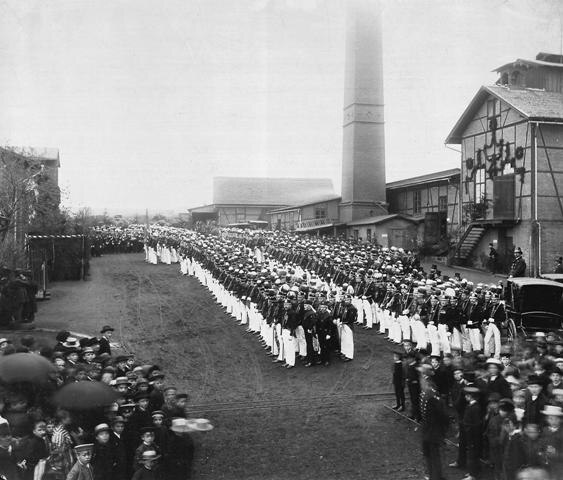 Aufmarsch von Bergleuten in Paradeuniform bei Morgensternschacht II um 1900