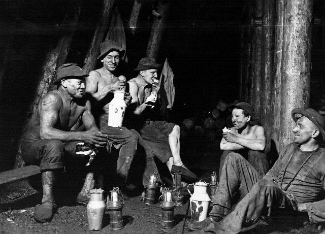 Bergleute beim Frühstück unter Tage in den 1930er Jahren