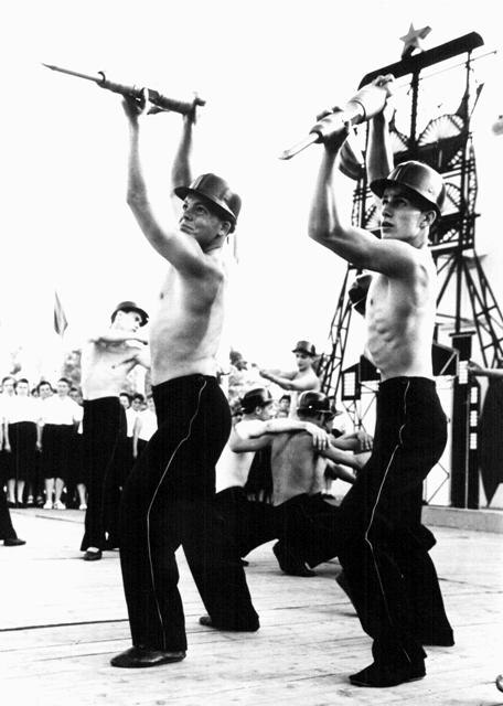Bergleute bei Vorführung mit Bohrmaschinen zum Tag des deutschen Bergmanns im Jahre 1959