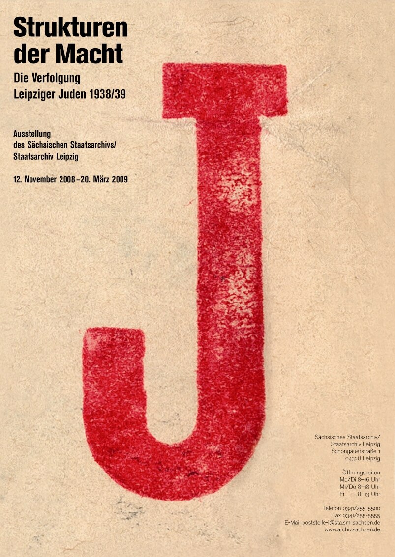 Ausstellungsplakat mit großem roten "J" als Kennzeichnung der Juden während des Nationalsozialismus sowie mit den Ausstellungsdaten